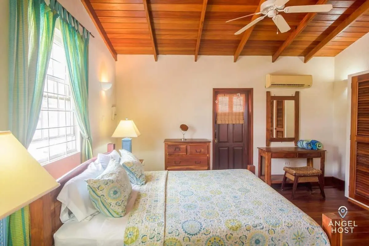 Hébergement de vacances 2-Story Townhome With Private Pool, Ideal For Group! Christ Church