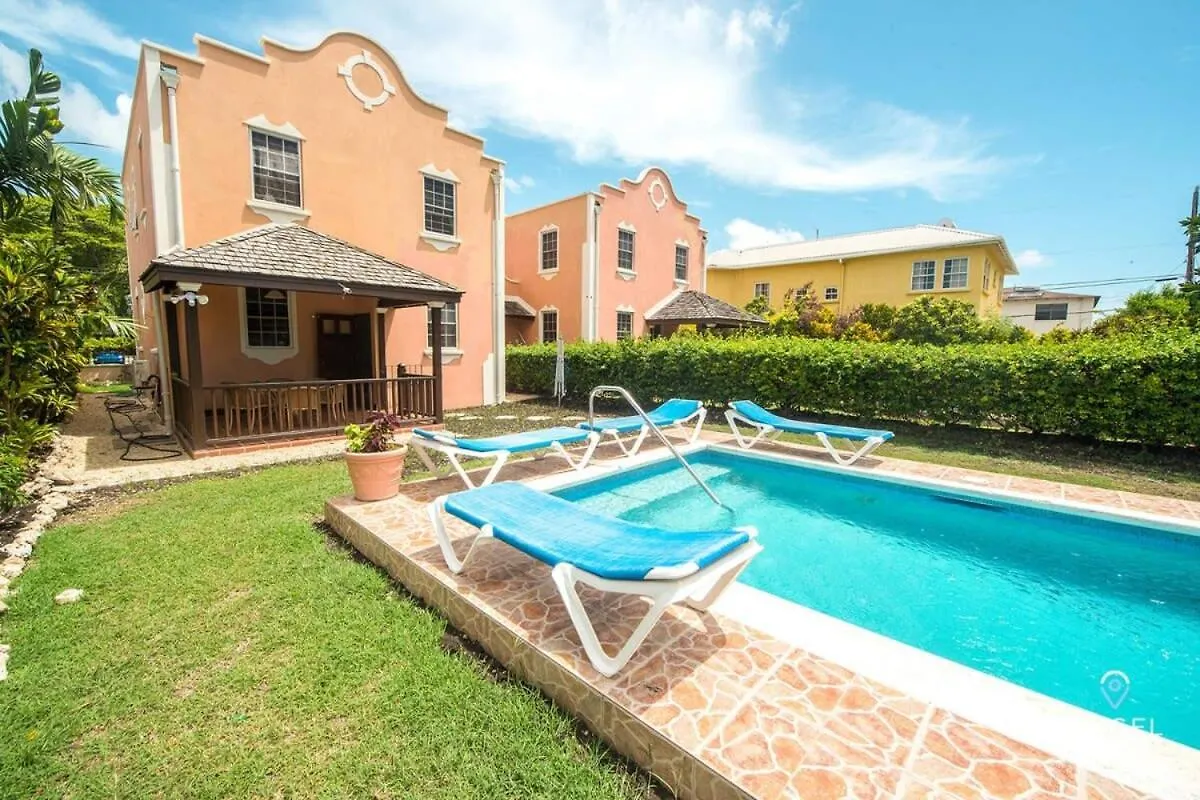 Casa de Férias 2-Story Townhome With Private Pool, Ideal For Group! Christ Church